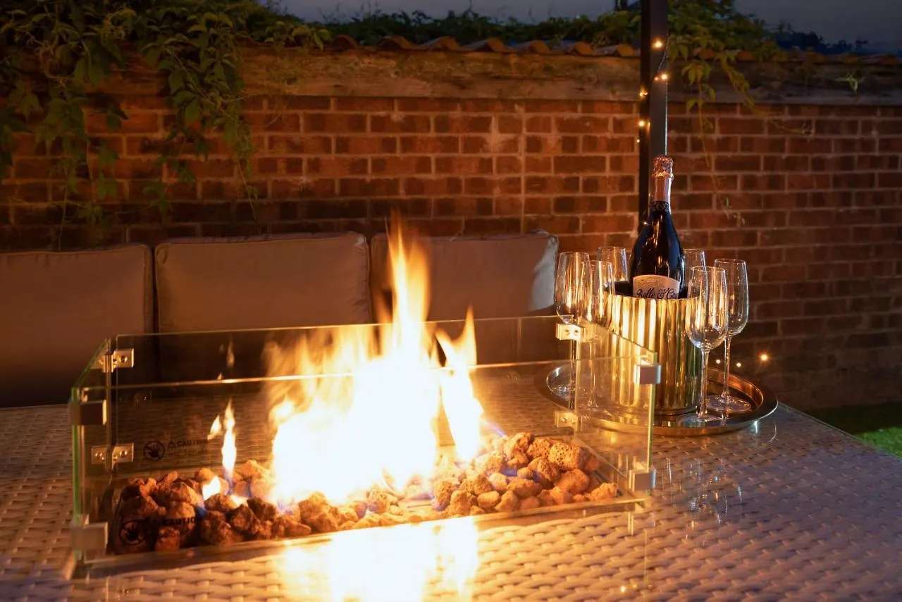 Exquisite Cardiff Apartments- With Garden Lounge & Games Room