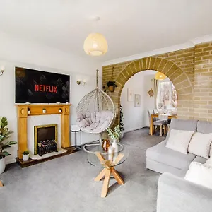Serene Boho Retreat: White Oak Charm House 7ppl Holiday home Sheffield