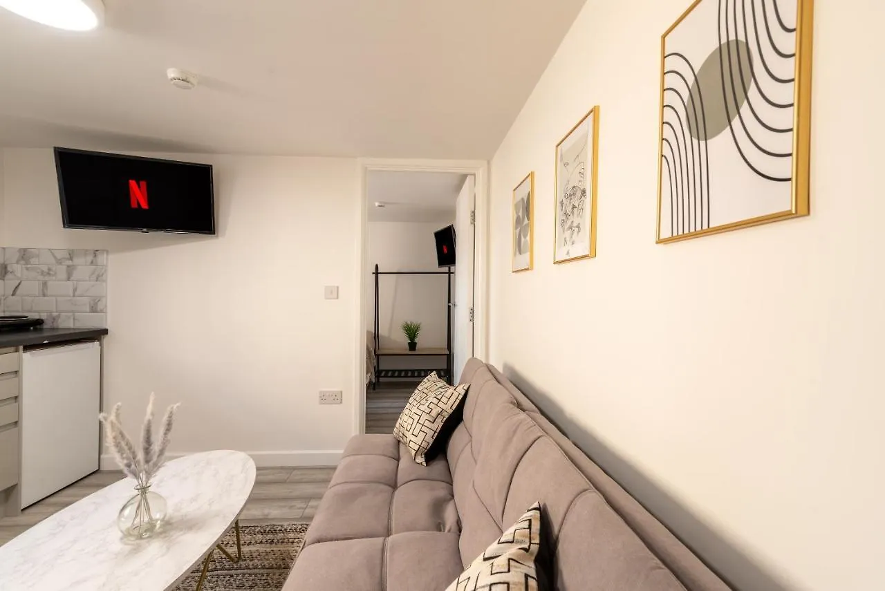 Exquisite Cardiff Apartments- With Garden Lounge & Games Room 0*,