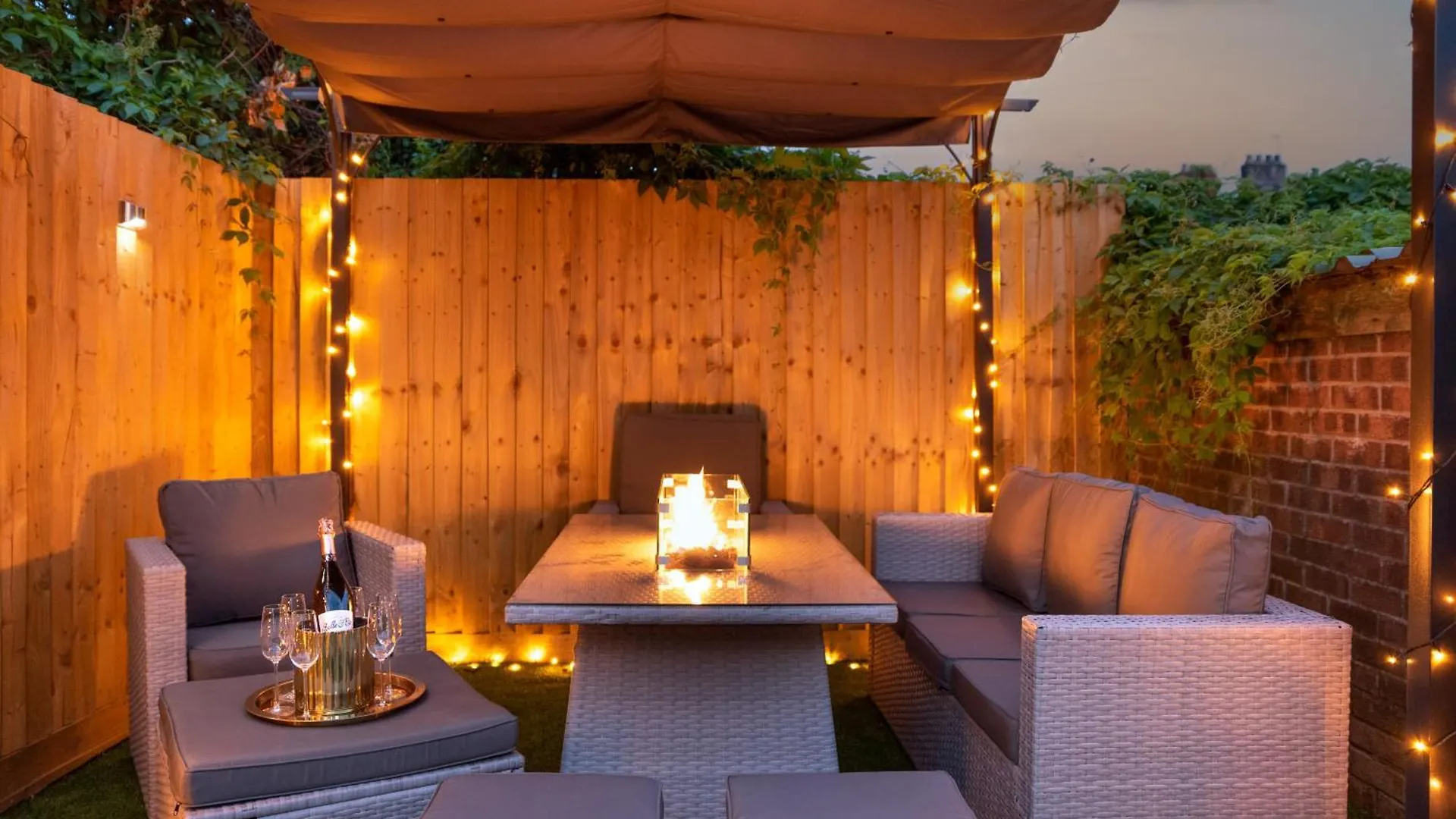 Exquisite Cardiff Apartments- With Garden Lounge & Games Room contacts